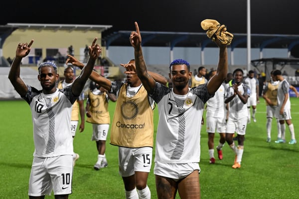 奥拉涅斯塔德 - (左) 库拉索岛的莱安德罗·巴库纳 (Leandro Bacuna)、库拉索岛的香农·卡梅利亚 (Shannon Carmelia) 和库拉索岛的朱尼尼奥·巴库纳 (Juninho Bacuna) 于 2024 年 6 月 8 日(当地时间)在阿鲁巴岛奥拉涅斯塔德的 Compleho Deportivo Guillermo Trinidad 体育场庆祝阿鲁巴队与库拉索岛之间的世界杯预选赛中北美和加勒比地区比赛的胜利。心钠素 |荷兰霍格特 | GERRIT VAN COLOGNE(照片由 ANP 通过 Getty Images 拍摄)