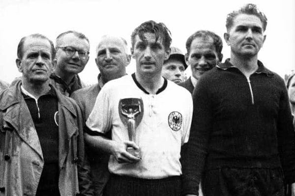 弗里茨·瓦尔特 (Fritz Walter) 与 1954 年世界杯。/ IMAGO / Ferdi Hartung