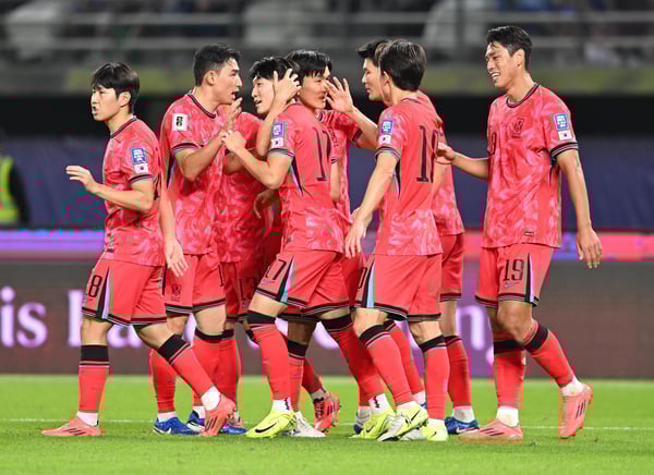 韩国队在世界杯 26 强预选赛中庆祝对阵科威特队的进球