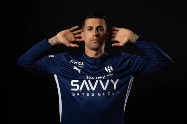 Al Hilal 的若昂·坎塞洛 (Joao Cancelo) 摆出姿势