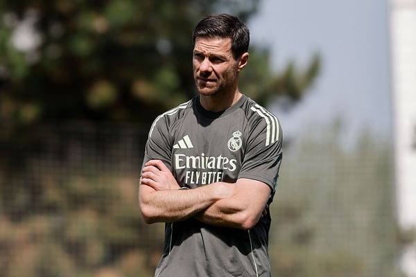 哈维-阿隆索(Xabi Alonso)在他的第一堂皇家马德里训练课上表现得十分激烈。/ Helios de la Rubia/Real Madrid via Getty Images