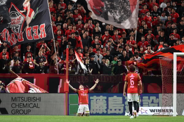 浦和队的 Matheus Savio 在 J.League 比赛中庆祝对清水队的进球