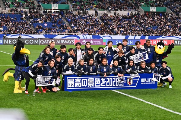 日本球员庆祝晋级2026年国际足联世界杯。
