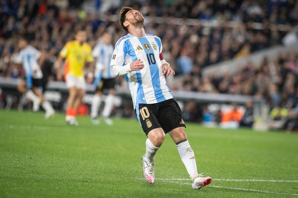 莱昂内尔·梅西 (Lionel Messi) 未能完成阿根廷队最近对阵哥伦比亚队的世界杯预选赛。/IMAGO/ZUMA 新闻通讯社