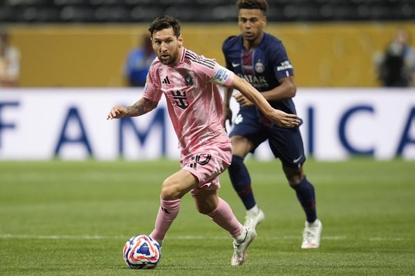莱昂内尔·梅西 (Lionel Messi) 是周日与巴黎圣日耳曼队比赛中表现挣扎的迈阿密国际队球员之一。/ Dale Zanine-Imagn Images