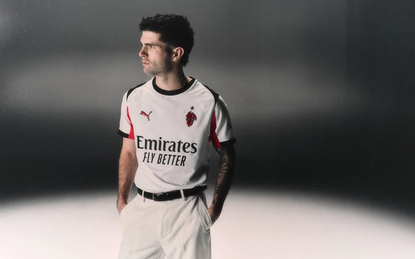 克里斯蒂安·普利西奇 (Christian Pulisic) 为米兰新款服装做模特。/ AC 米兰