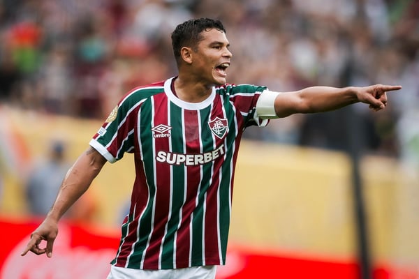 蒂亚戈·席尔瓦 (Thiago Silva) 在 2025 年 FIFA 俱乐部世界杯上代表弗鲁米嫩塞对阵多特蒙德