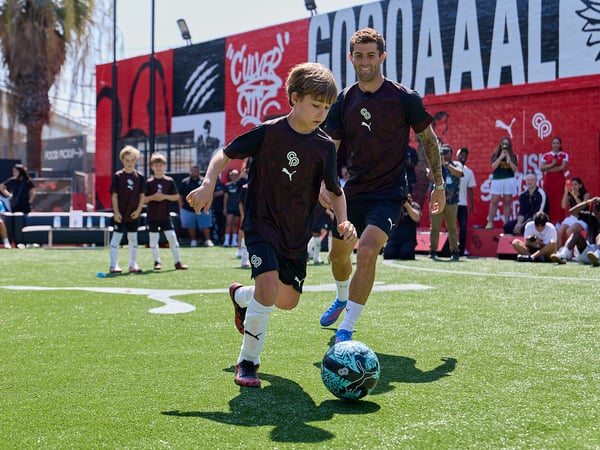 克里斯蒂安·普利西奇 (Christian Pulisic) 出席他的新“Stomping Ground”设施的揭幕仪式。/ PUMA