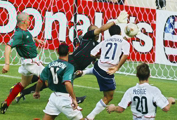 美国国家男子足球队在 2002 年世界杯 16 强赛中以 2-0 击败墨西哥队。/GREG WOOD/AFP via Getty Images